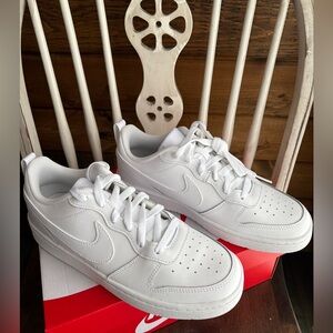 Brand New Nike Court Borough Low 2 (gs).
US6.5Y, Eur 39